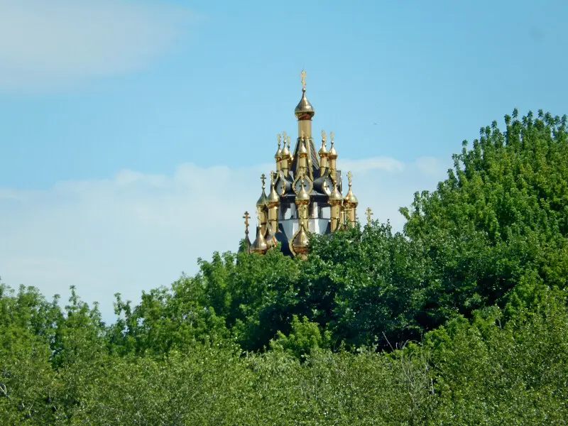 Вот уже показались купола Усть-Медведицкого Спасо-Преображенского монастыря. Храм имеет 33...