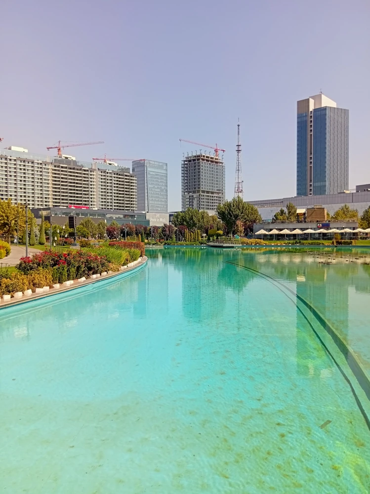Международный деловой центр «Tashkent City», вид из парка.