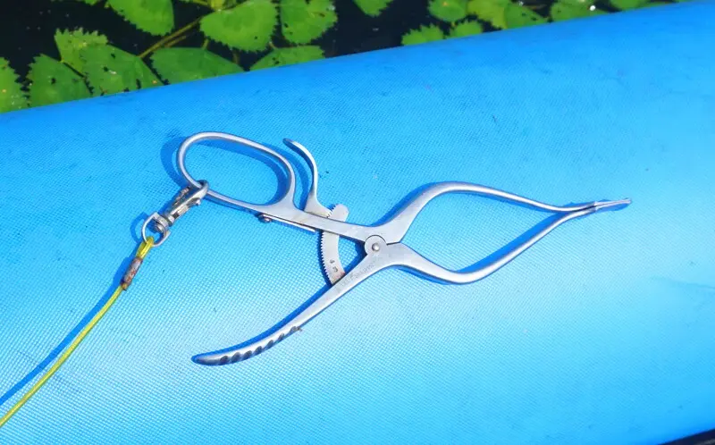 Тот самый инструмент с храповиком для аккуратного извлечения лягушки из стальных челюстей зубастого.