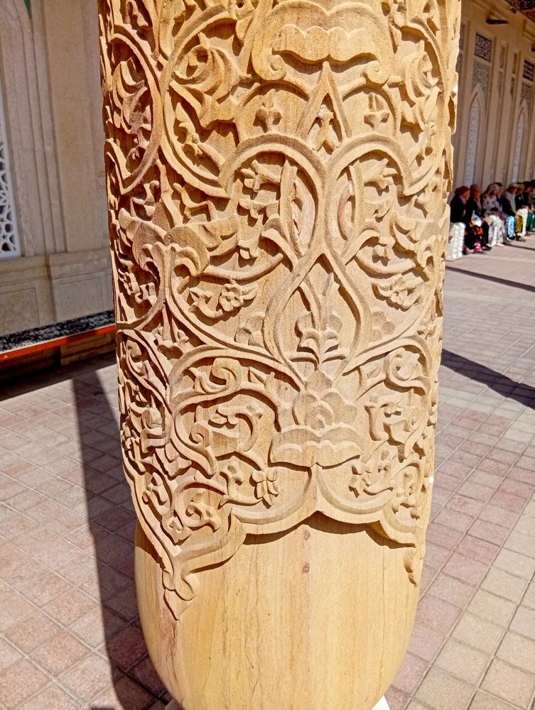 Колонны айвана из песчанника.