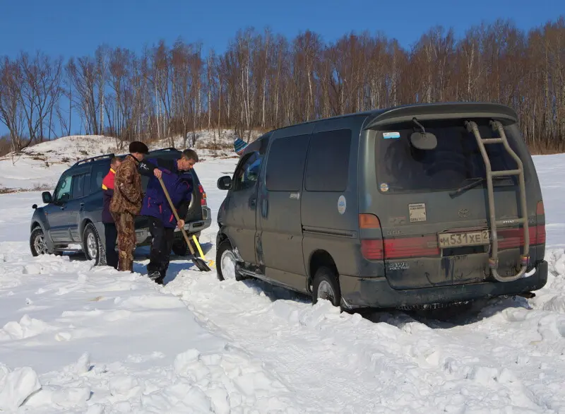 На обратном пути пришлось побуксовать и поработать лопатой, но это были уже приятные хлопоты.