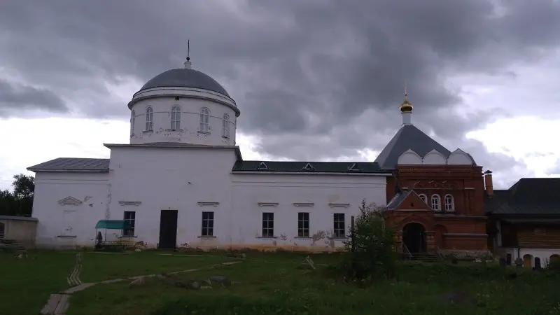 Алексеевская церковь, вид с монастырского двора. Красное здание — Макарьевская часовня.