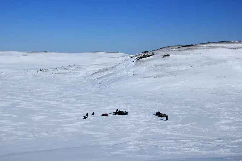 3 фото — На снегоходах на зимнюю рыбалку лучше отправляться большими группами.