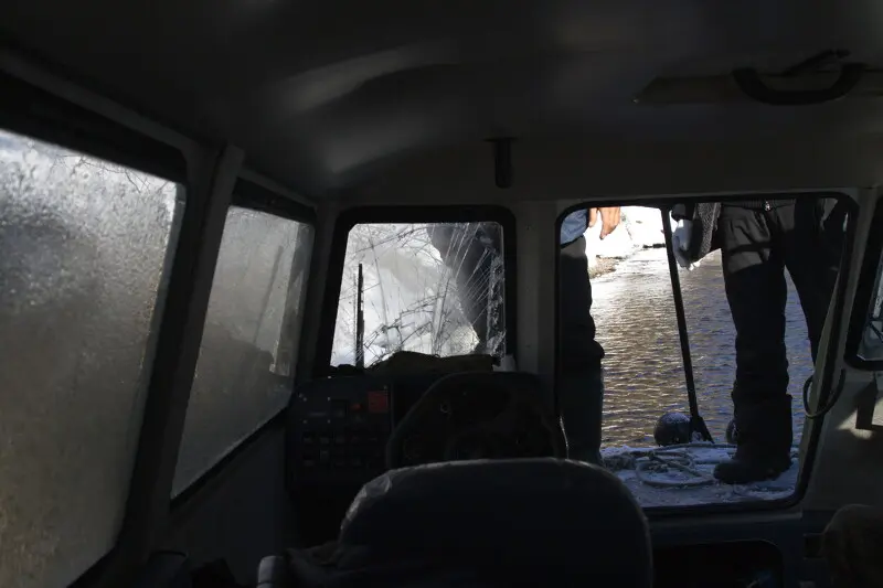 А в одном повороте не успели сбросить скорость, сманеврировать, и в лоб получили удар торчащим...